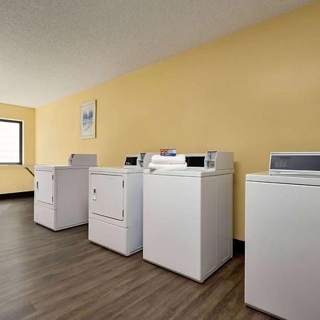 Days Inn By Wyndham Carbondale Esterno foto