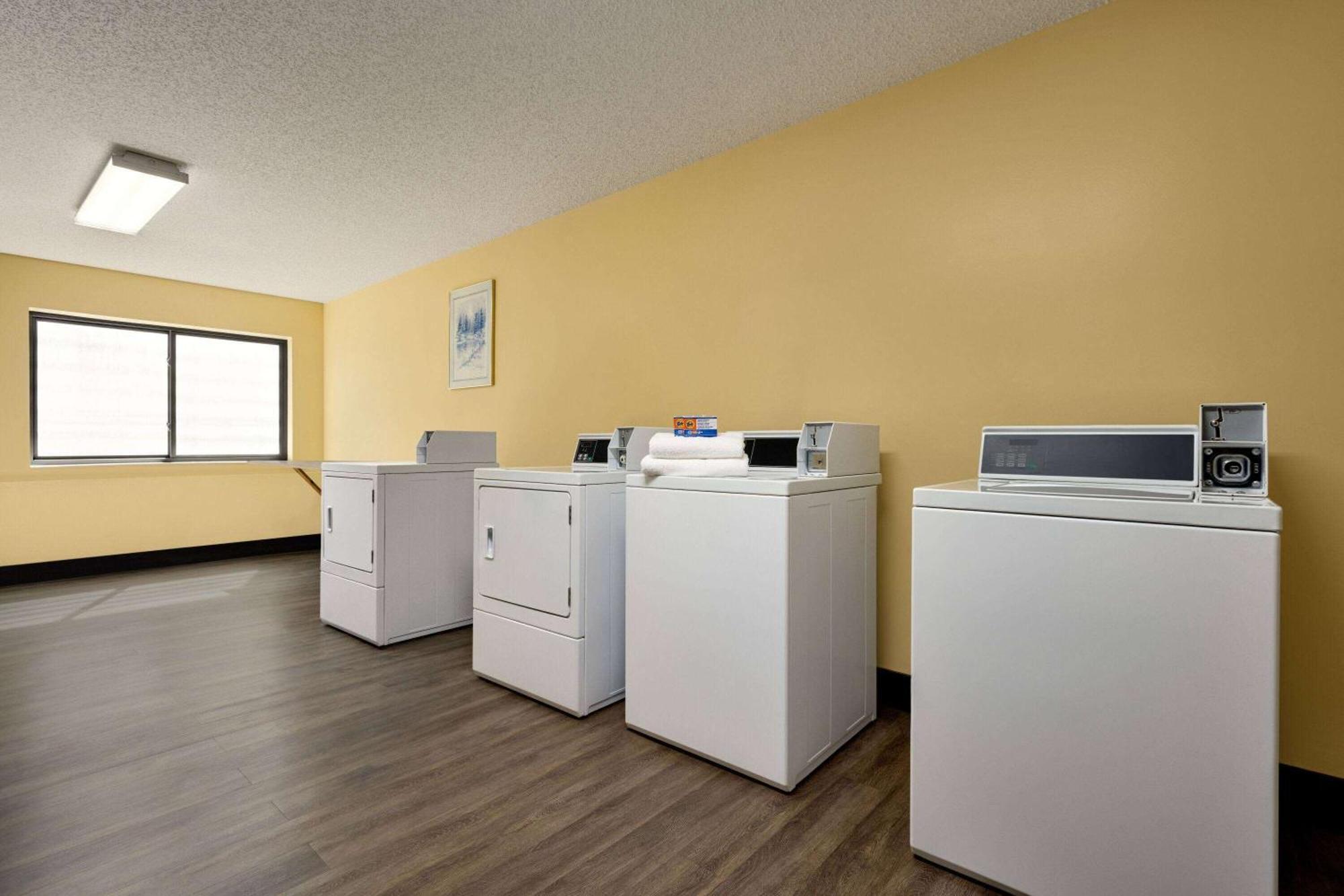 Days Inn By Wyndham Carbondale Esterno foto