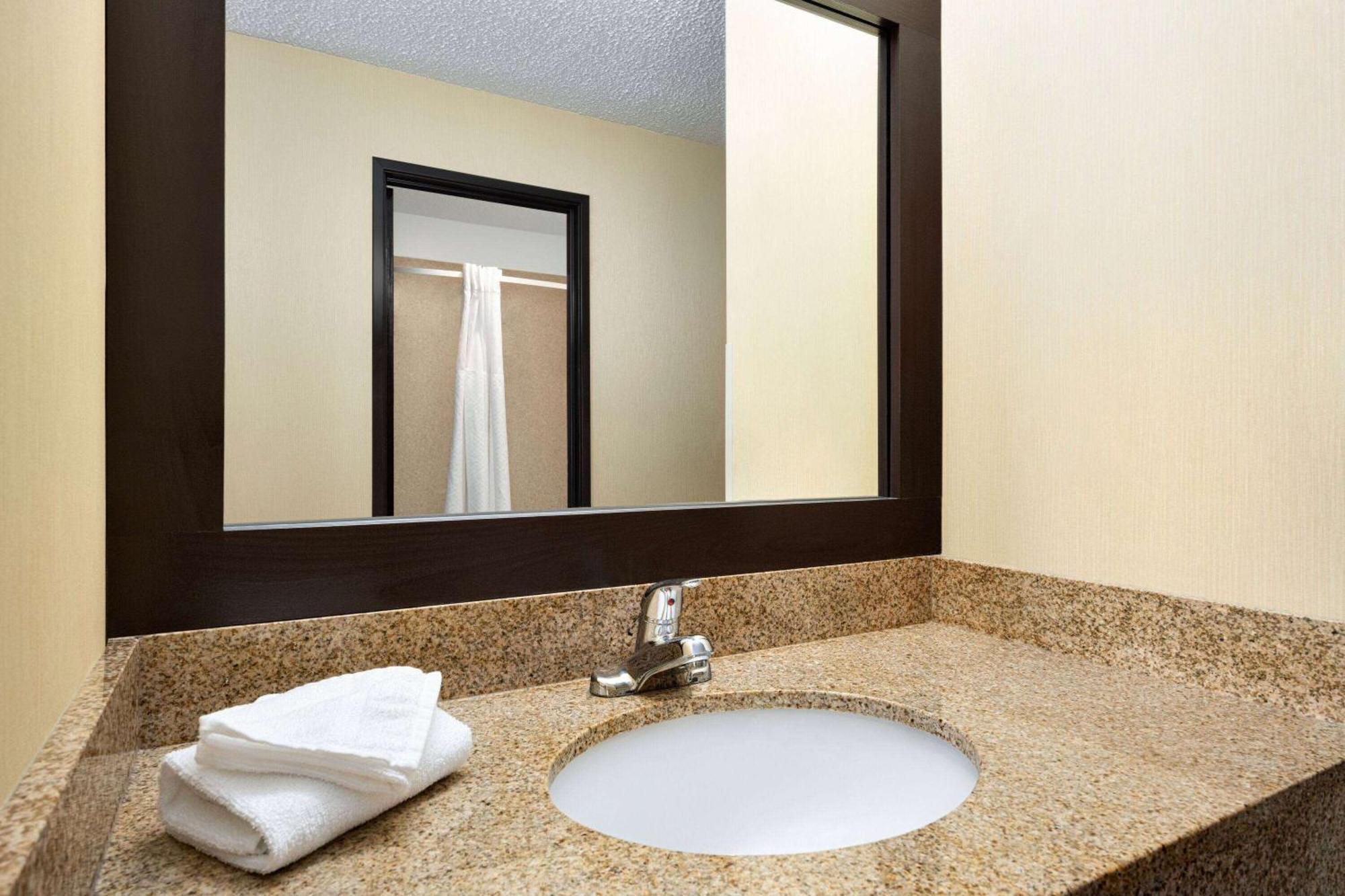 Days Inn By Wyndham Carbondale Esterno foto